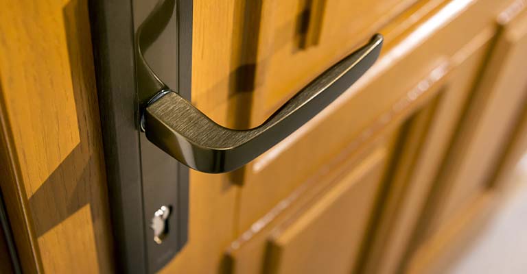 Poignée de porte en bois noire