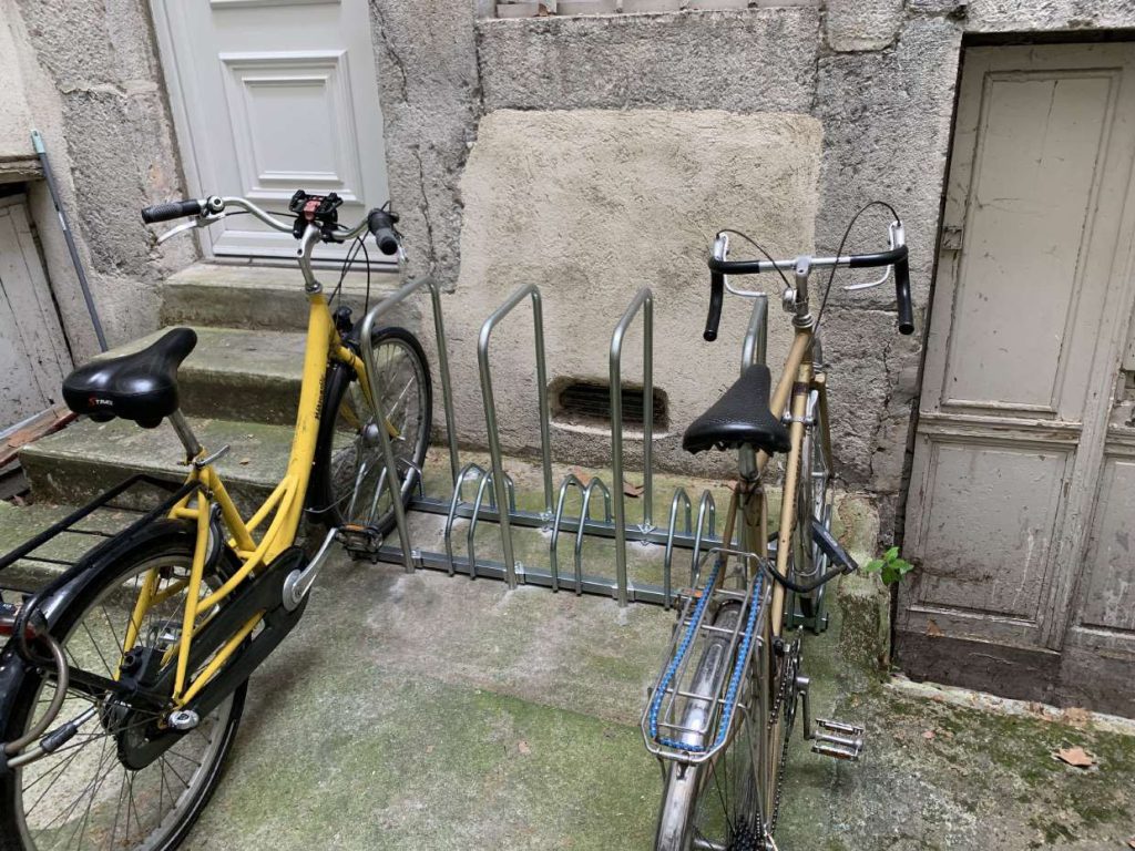 Rack à vélos avec vélos jaunes
